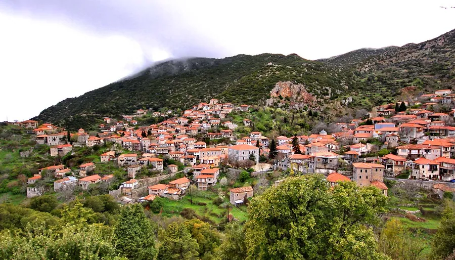 Η Στεμνίτσα στην πλαγιά του βουνού