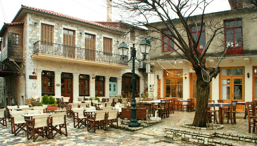 Η πλατεία της Στεμνίτσας με τα τραπεζάκια και το πλατάνι