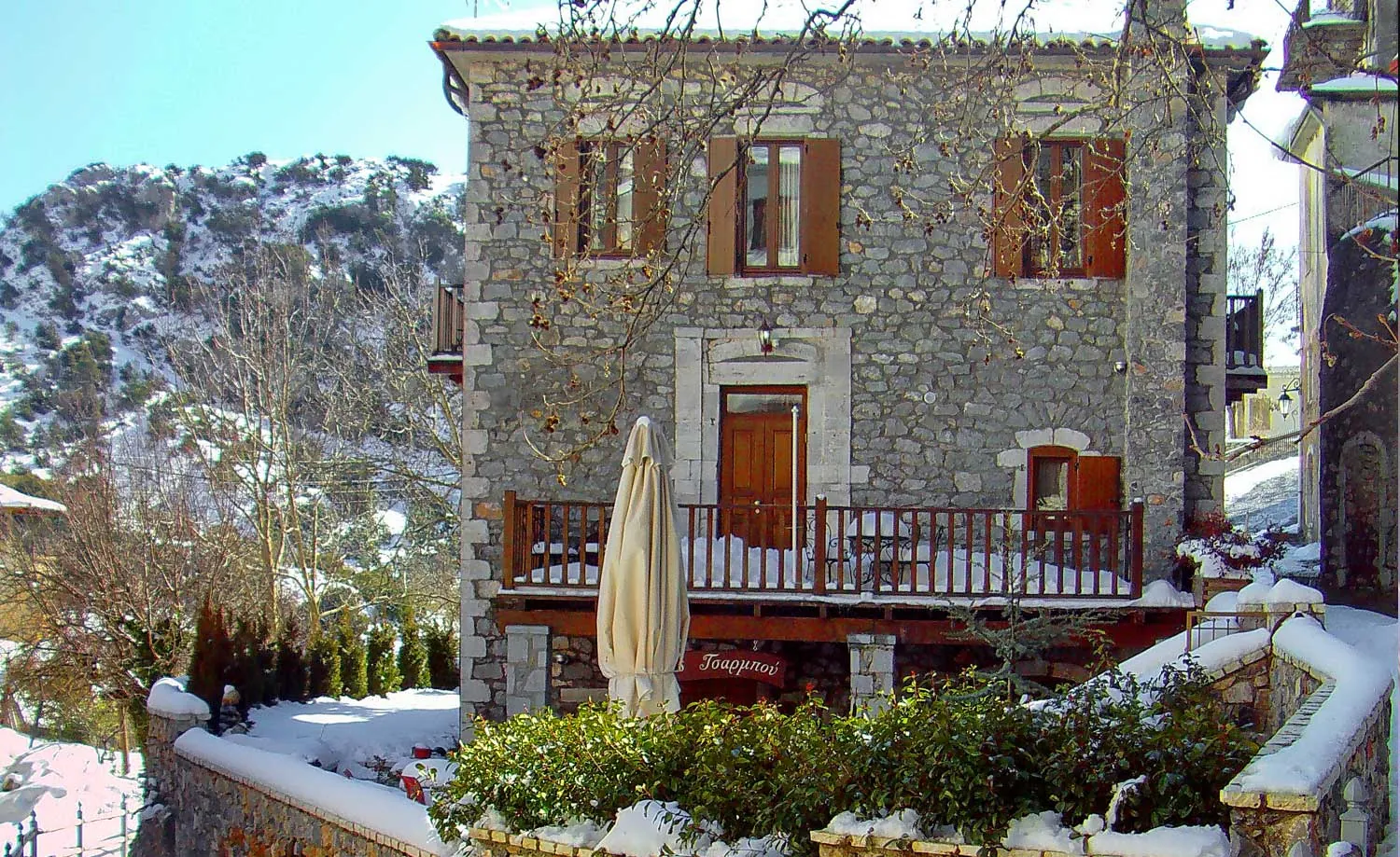 Το αρχοντικό με χιόνι στην αυλή και στα βουνά
